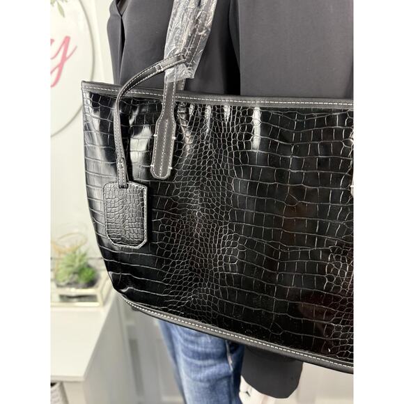 Beautiful NWTs Purse - Picture 2 of 8